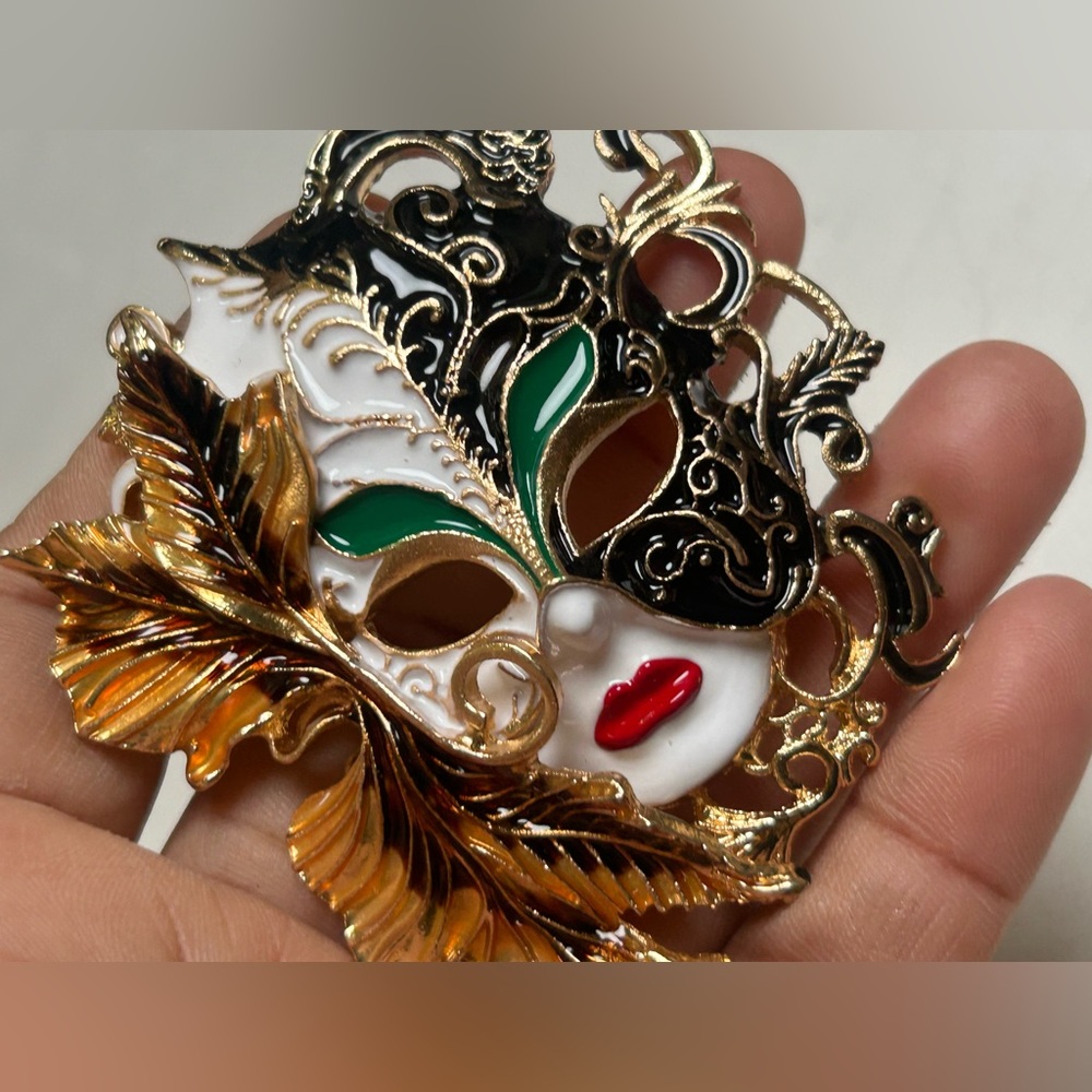 Ornate Venetian Mask Pin Brooch in Gold, Black, White & Green